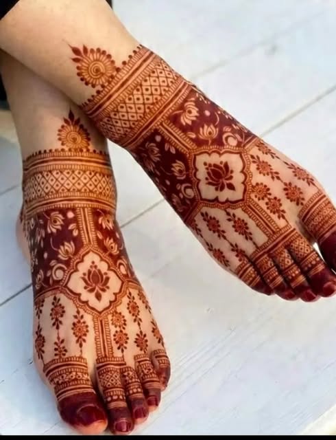 Rich stained feet mehndi with lotus grid pattern
